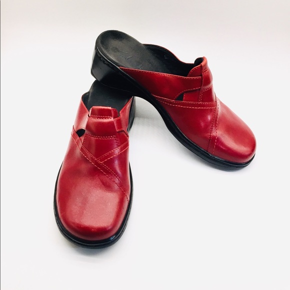 clarks red clogs
